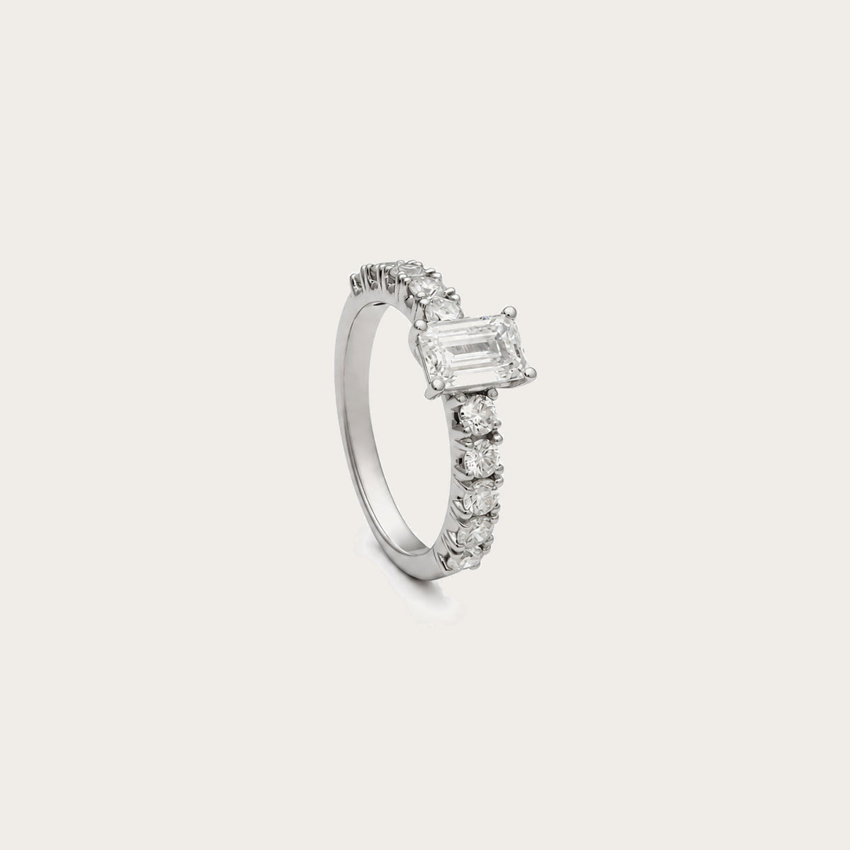 Anillo de diamante talla esmeralda. Las garras enmarcan las esquinas del centro rectangular.