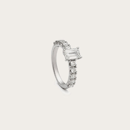 Anillo de diamante talla esmeralda. Las garras enmarcan las esquinas del centro rectangular.