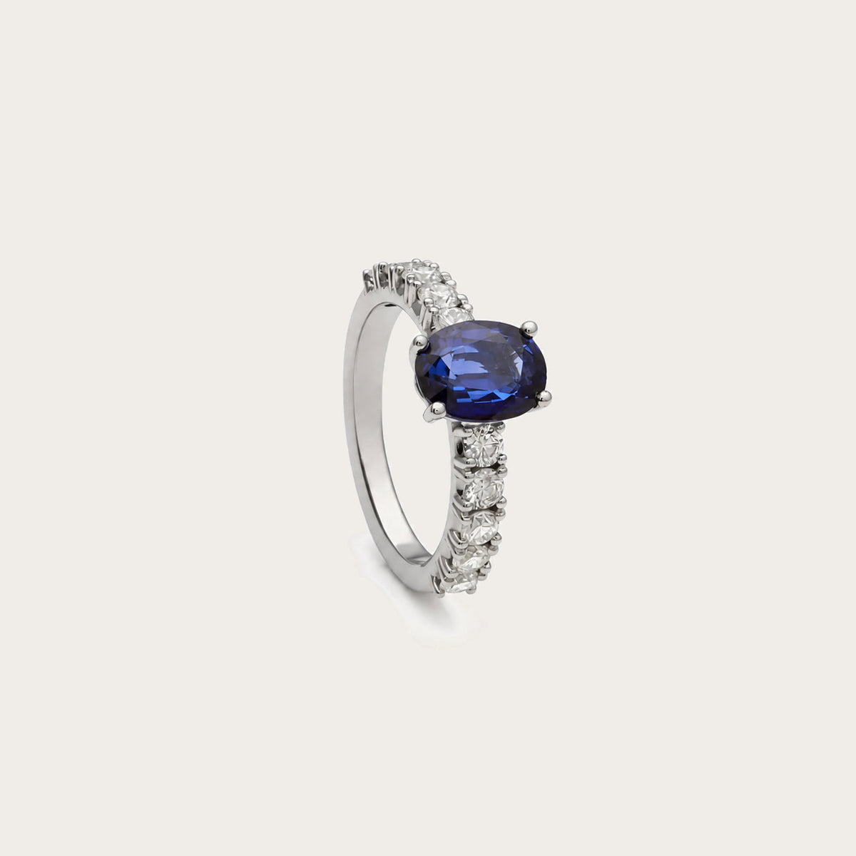 Anillo de zafiro oval y brillantes. La montura del centro deja visible su contorno alargado.