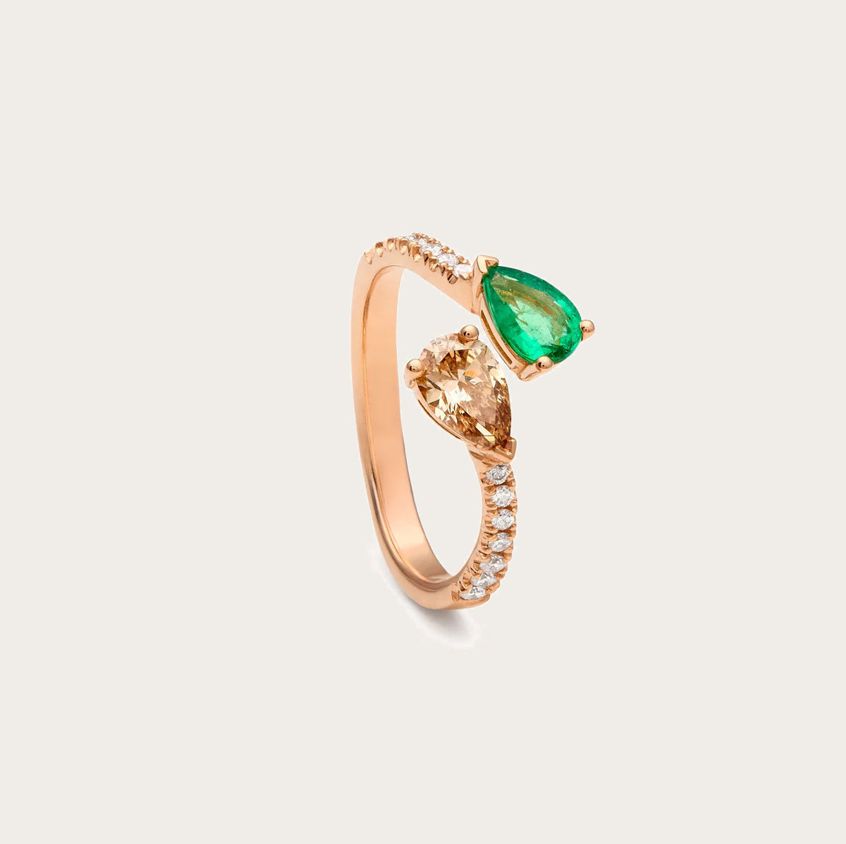 Anillo de esmeralda y diamante en lágrima. Los motivos se orientan en direcciones distintas sobre la mano.