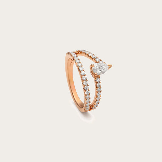Anillo de diamante en lágrima y doble línea. El aro se desdobla en el frente y crea un espacio entre las bandas.