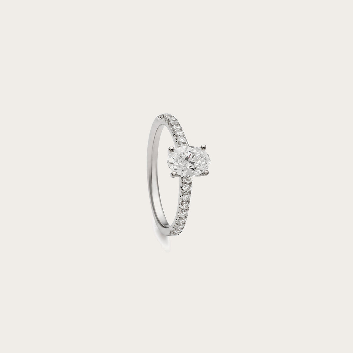Anillo de diamante oval y brillantes. La montura de garras deja visible el contorno ovalado del centro.