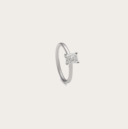 Solitario de diamante talla radiant. Las garras visibles enmarcan el contorno geométrico del centro.