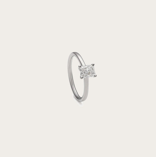Solitario de diamante talla radiant. Las garras visibles enmarcan el contorno geométrico del centro.