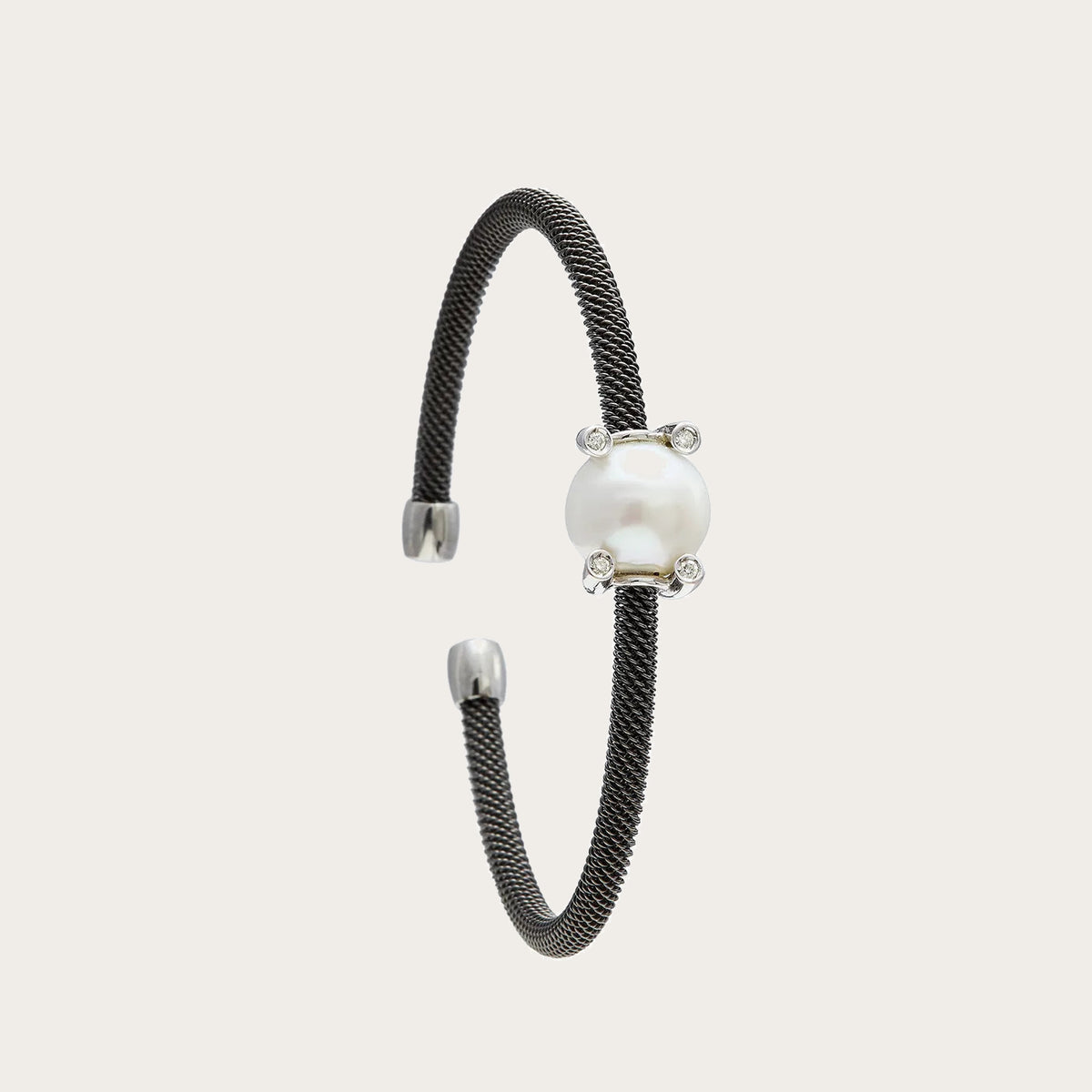 Pulsera de acero y detalle redondo claro. Los pequeños elementos plateados acompañan el centro por ambos lados.