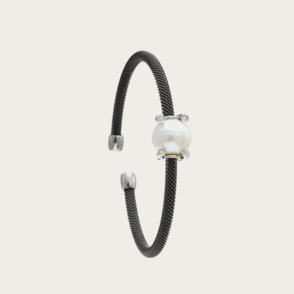 Pulsera de acero y detalle redondo claro. Los pequeños elementos plateados acompañan el centro por ambos lados.