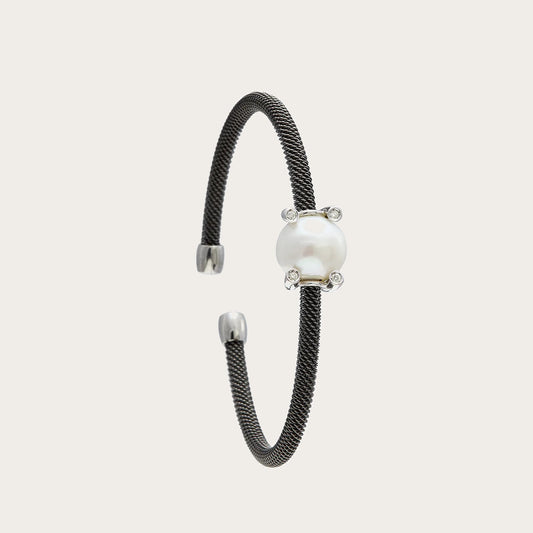 Pulsera de acero y detalle redondo claro. Los pequeños elementos plateados acompañan el centro por ambos lados.