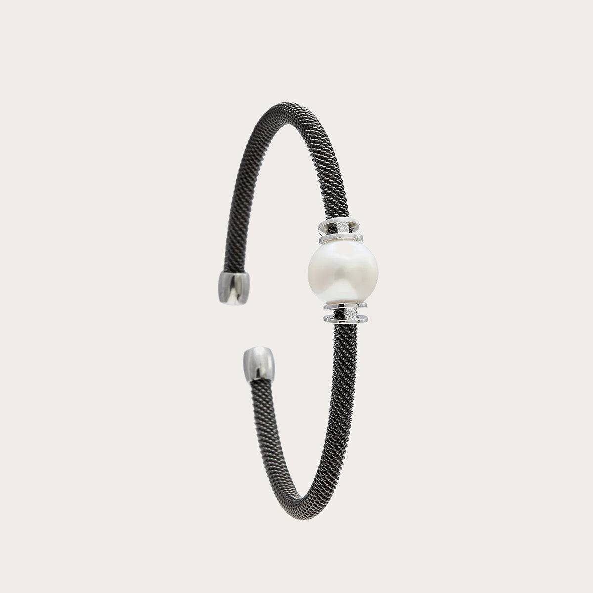 Pulsera de acero y centro de reflejos claros. Las piezas lisas de tono plateado enmarcan el motivo redondo.