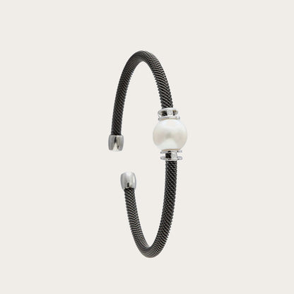 Pulsera de acero y centro de reflejos claros. Las piezas lisas de tono plateado enmarcan el motivo redondo.