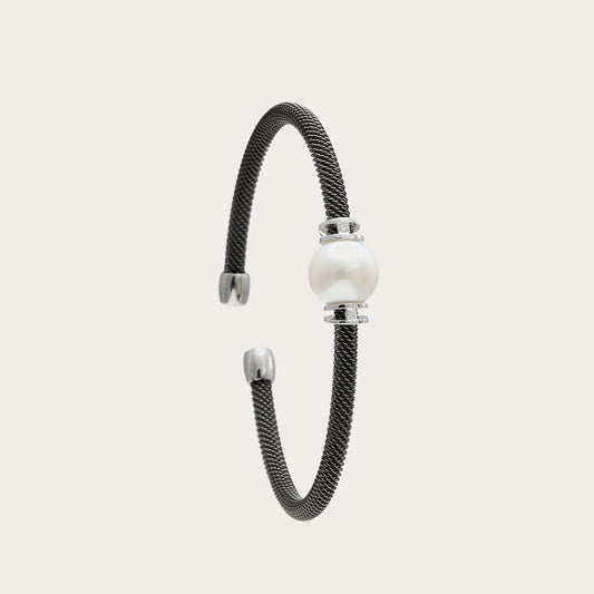 Pulsera de acero y centro de reflejos claros. Las piezas lisas de tono plateado enmarcan el motivo redondo.