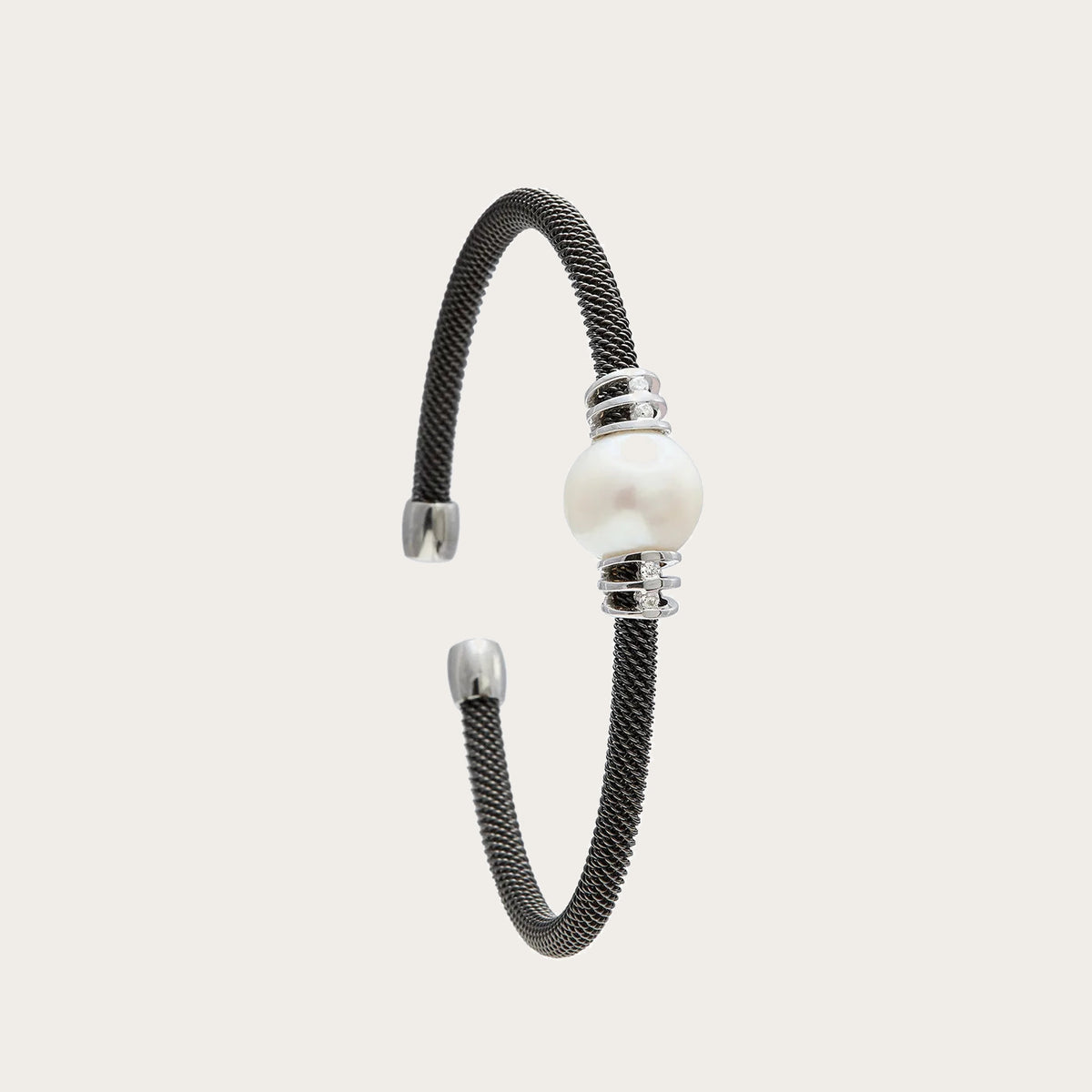 Pulsera de acero con motivo nacarado. Los detalles lisos y luminosos se distribuyen a ambos lados del centro.