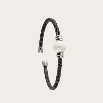 Pulsera de acero con motivo nacarado. Los detalles lisos y luminosos se distribuyen a ambos lados del centro.