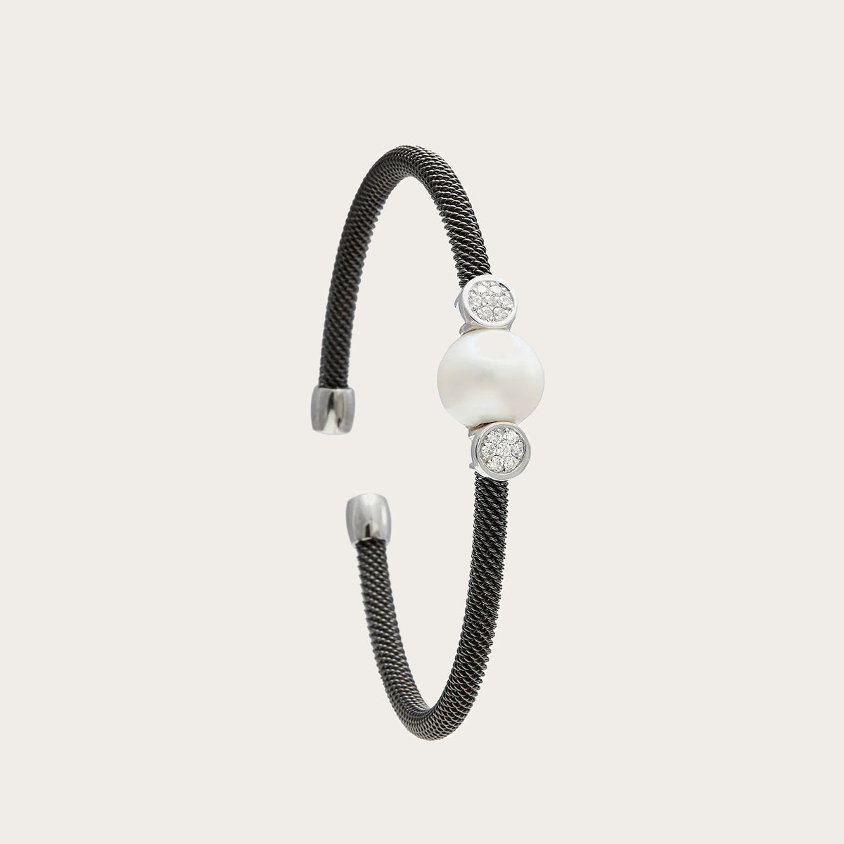 Pulsera de acero y motivos redondos. Los detalles de tono plateado se sitúan a ambos lados del centro nacarado.