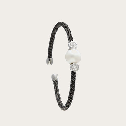 Pulsera de acero y motivos redondos. Los detalles de tono plateado se sitúan a ambos lados del centro nacarado.