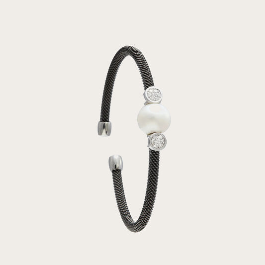 Pulsera de acero y motivos redondos. Los detalles de tono plateado se sitúan a ambos lados del centro nacarado.