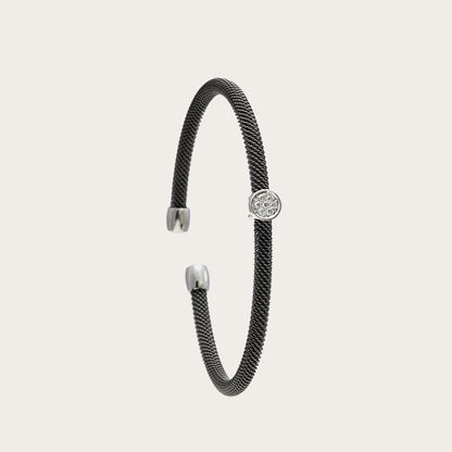 Pulsera de acero y centro oval luminoso. Las piedras incoloras se agrupan dentro del motivo frontal.