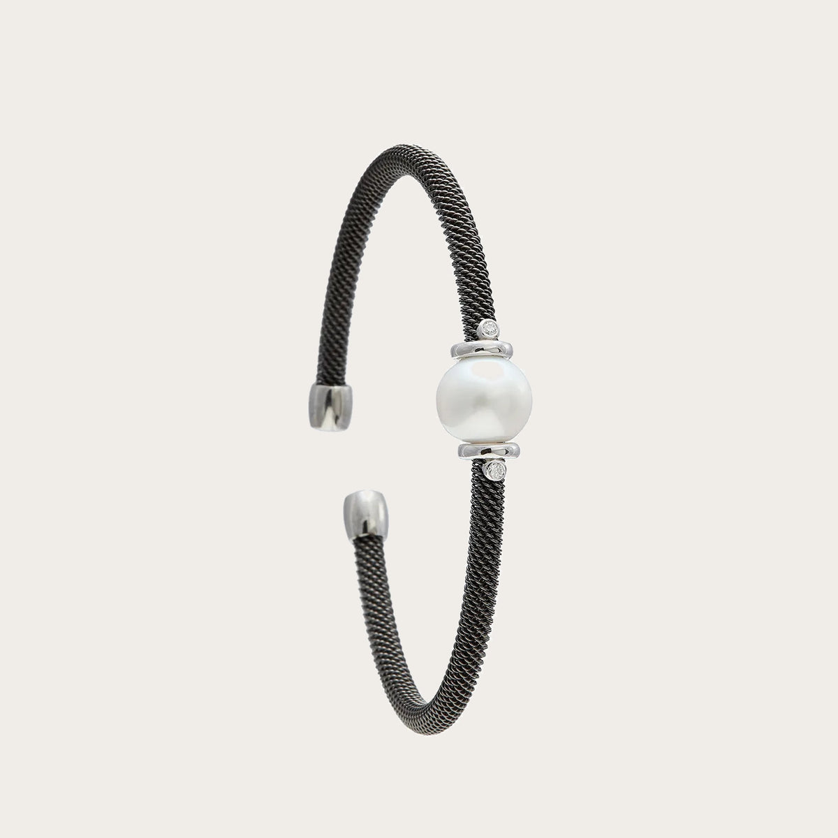 Pulsera de acero y centro blanco redondo. Los detalles plateados rodean el motivo de reflejos nacarados.