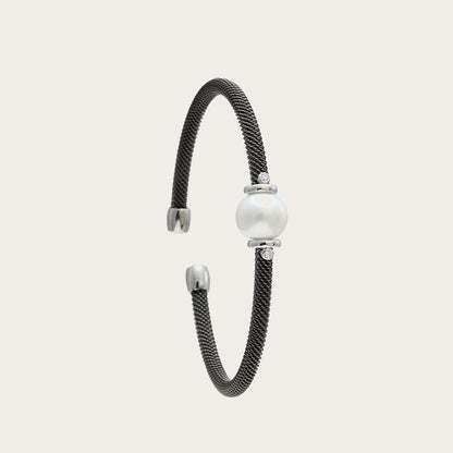 Pulsera de acero y centro blanco redondo. Los detalles plateados rodean el motivo de reflejos nacarados.