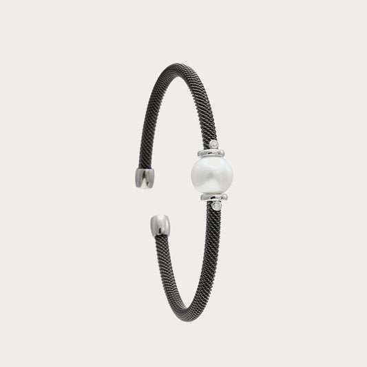 Pulsera de acero y centro blanco redondo. Los detalles plateados rodean el motivo de reflejos nacarados.