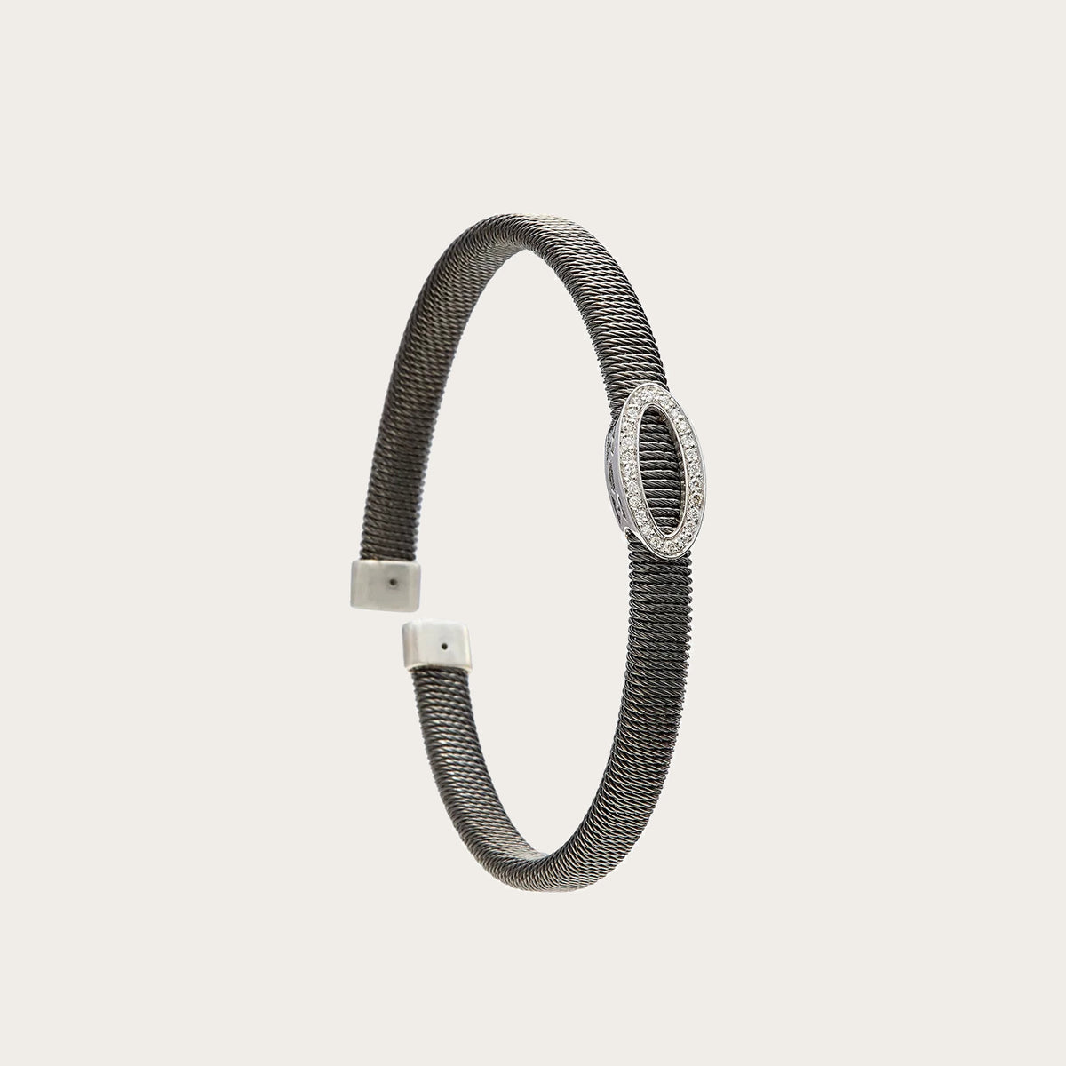 Pulsera de acero con óvalo calado. El motivo central conserva un espacio interior visible.