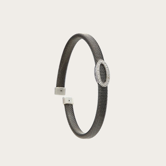 Pulsera de acero con óvalo calado. El motivo central conserva un espacio interior visible.