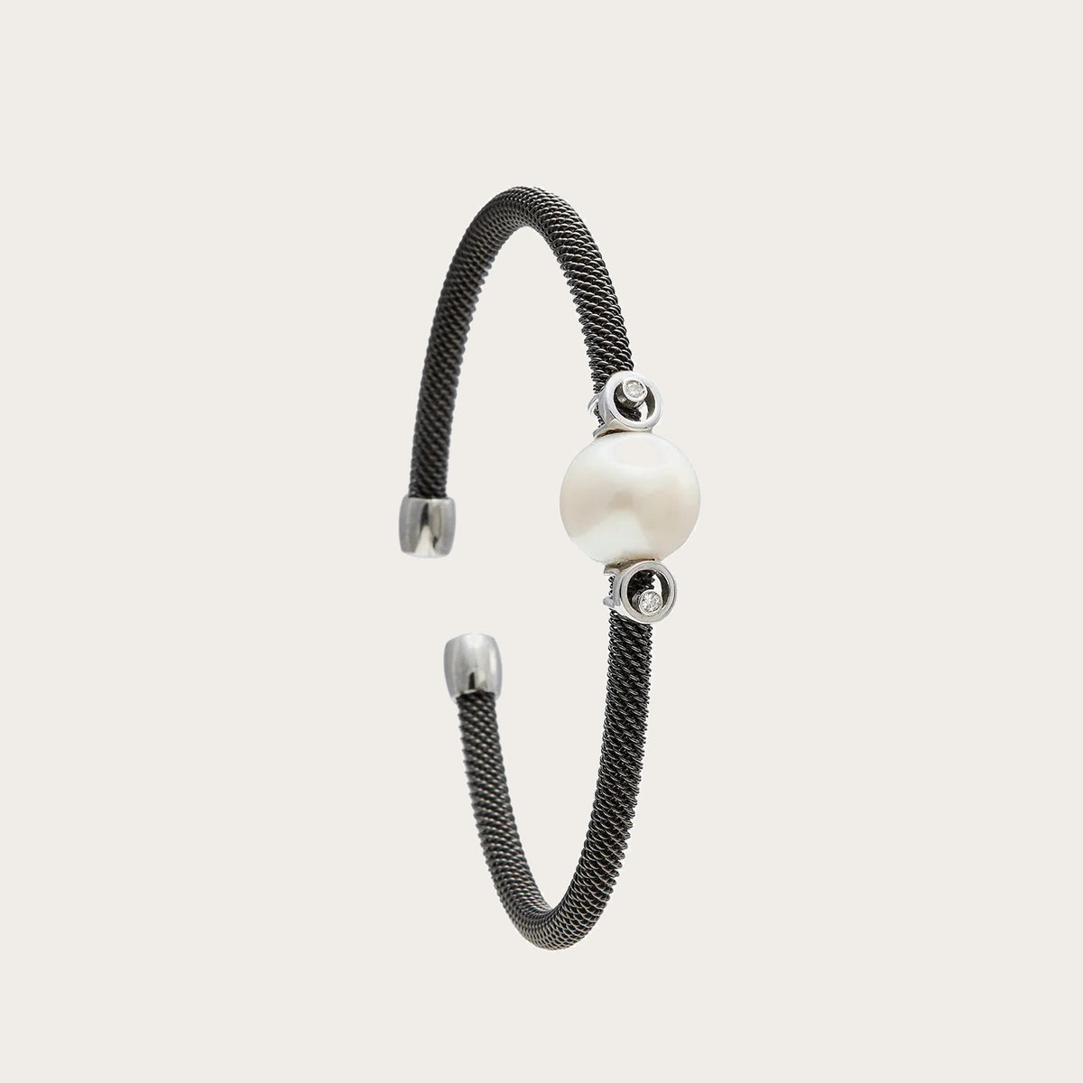 Pulsera de acero y centro de tonos claros. Las piezas decorativas se sitúan junto al centro de tono nacarado.