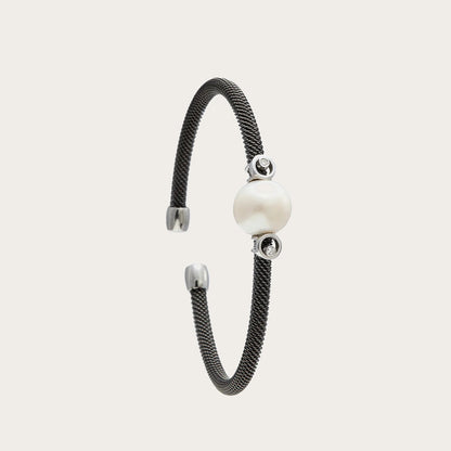 Pulsera de acero y centro de tonos claros. Las piezas decorativas se sitúan junto al centro de tono nacarado.