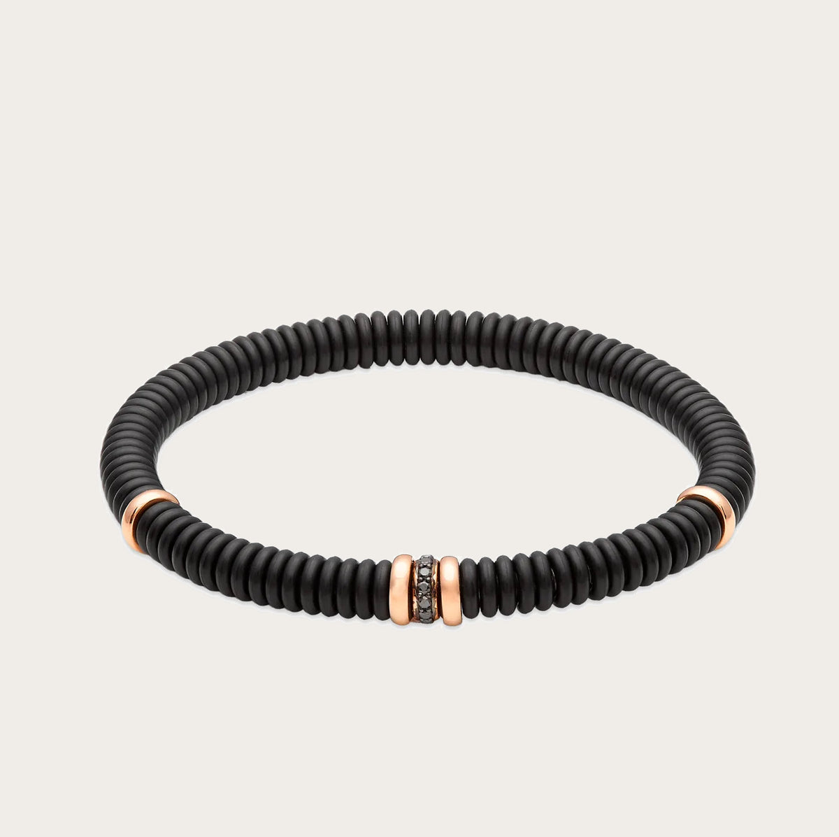 Pulsera oscura con brillantes negros. El aro muestra un relieve de líneas repetidas.