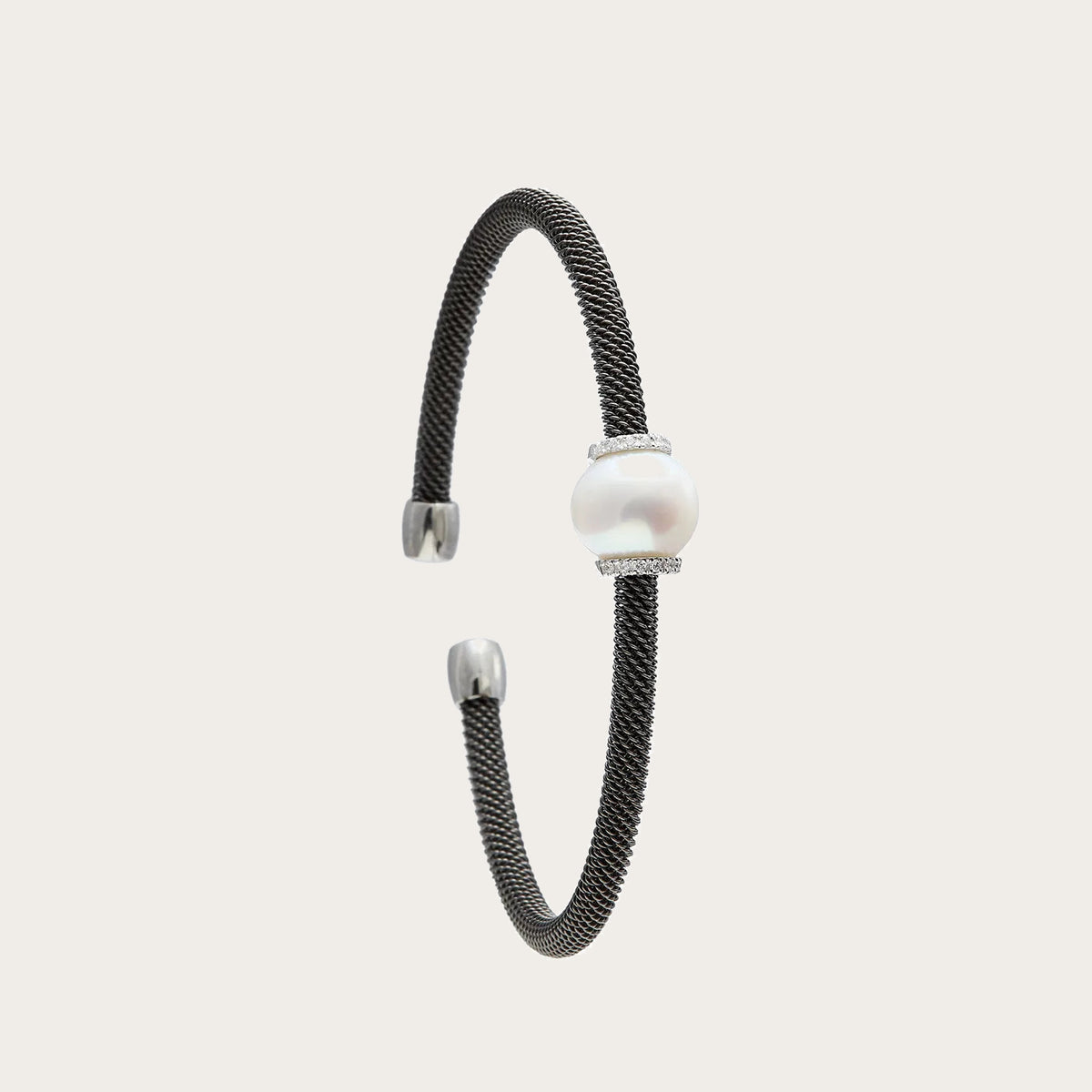 Pulsera de acero de contraste nacarado. Los bordes lisos plateados enmarcan el detalle redondo.