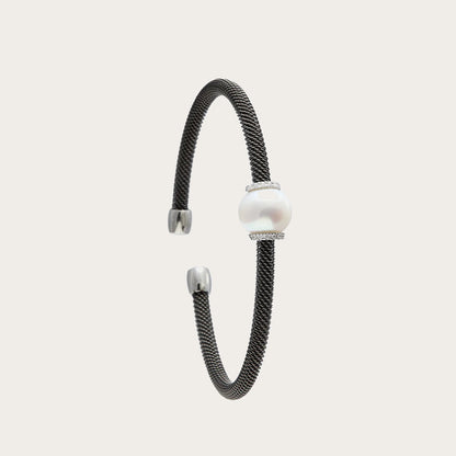 Pulsera de acero de contraste nacarado. Los bordes lisos plateados enmarcan el detalle redondo.