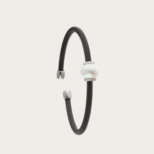 Pulsera de acero de contraste nacarado. Los bordes lisos plateados enmarcan el detalle redondo.