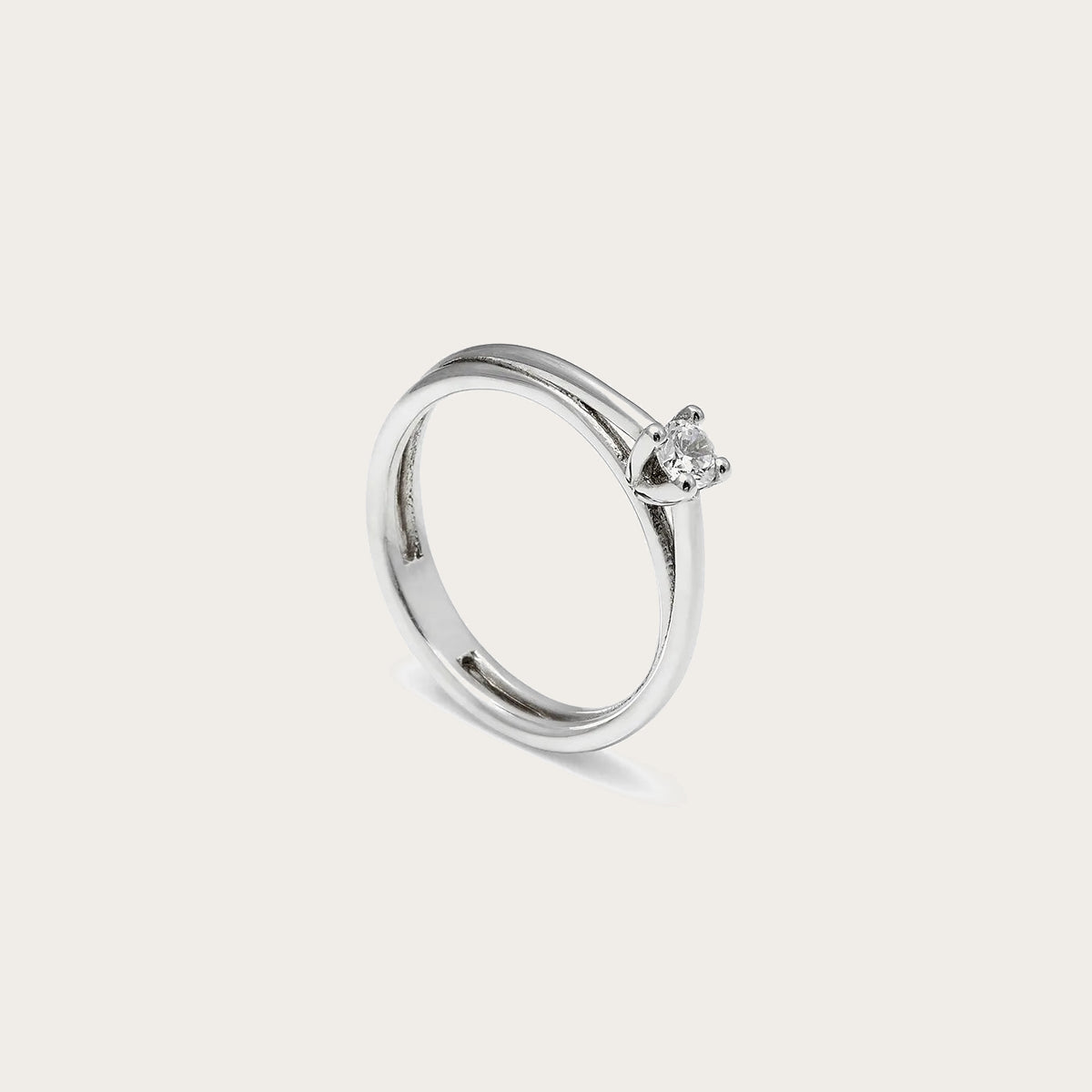 Solitario de doble contorno liso. Una línea interior visible sigue parte de la curva de la banda.