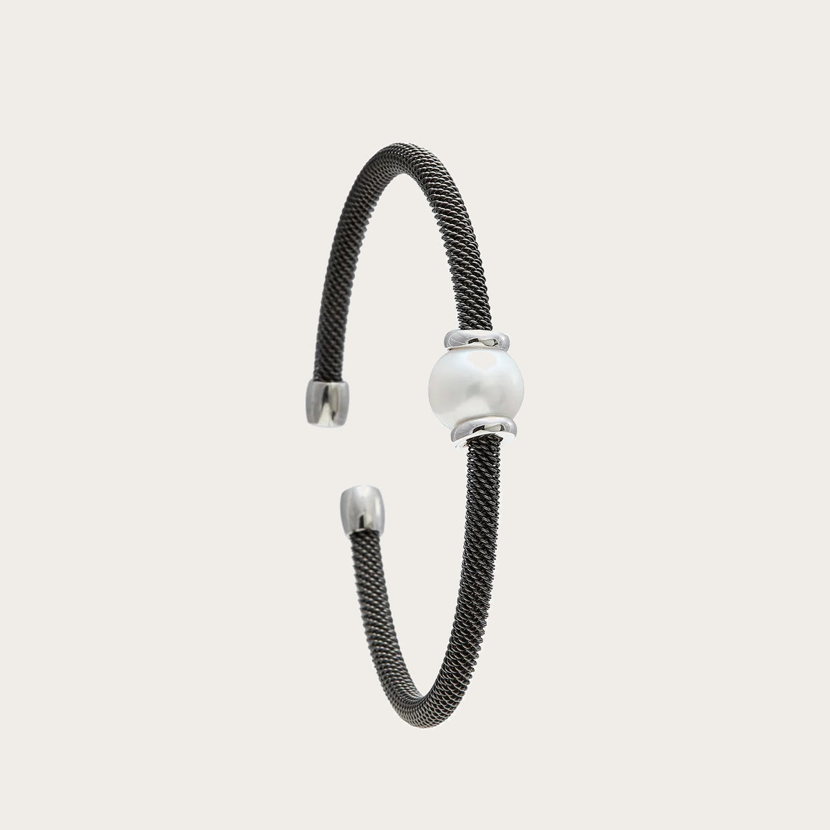 Pulsera de acero y centro claro luminoso. Los detalles luminosos acompañan el motivo redondo de tono nacarado.