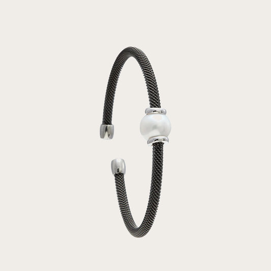 Pulsera de acero y centro claro luminoso. Los detalles luminosos acompañan el motivo redondo de tono nacarado.