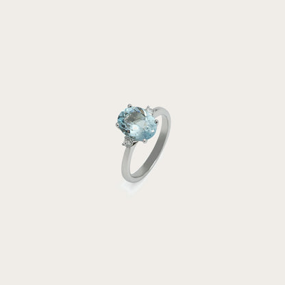 Anillo de centro azul claro. La piedra presenta un contorno alargado con garras visibles.