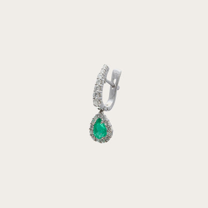 Pendientes de lágrima verde y aro luminoso. Las pequeñas piedras incoloras recorren la parte frontal del aro.