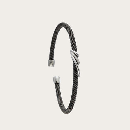Pulsera de acero y bandas diagonales. Los trazos lisos se superponen en la zona frontal.