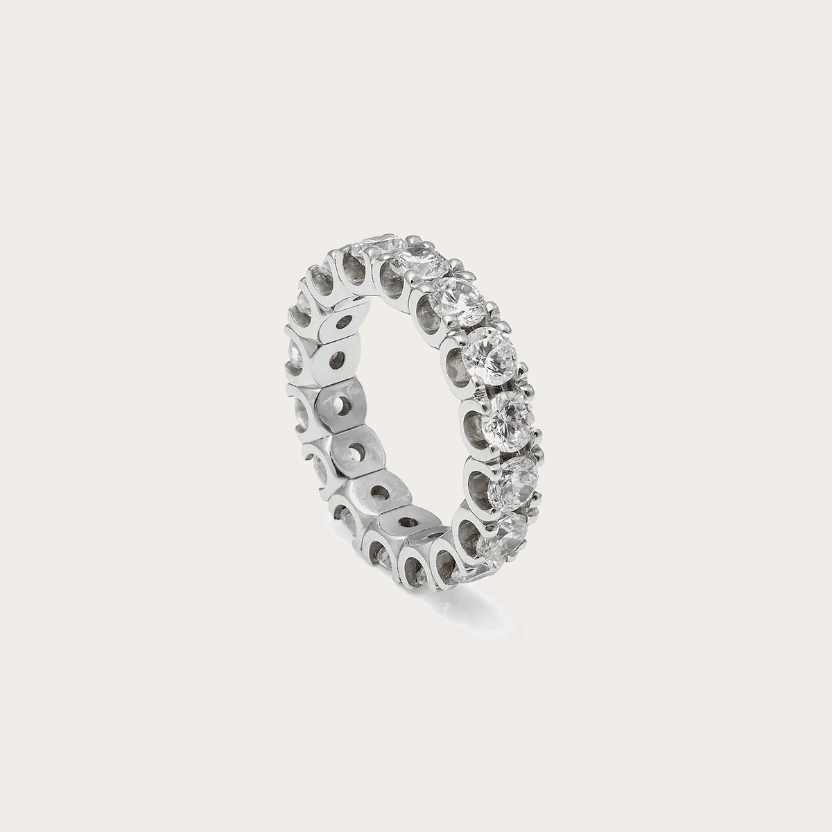 Alianza de contorno luminoso y garras. Las garras de tono plateado perfilan la sucesión de piedras incoloras.