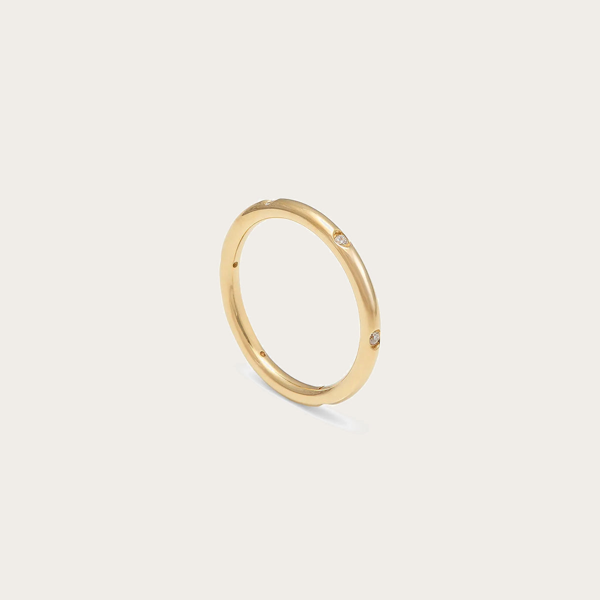 Anillo fino con destellos espaciados. Los puntos luminosos aparecen separados a lo largo de la banda visible.