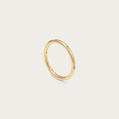 Anillo fino con destellos espaciados. Los puntos luminosos aparecen separados a lo largo de la banda visible.
