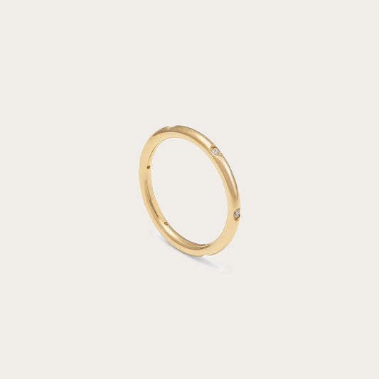 Anillo fino con destellos espaciados. Los puntos luminosos aparecen separados a lo largo de la banda visible.