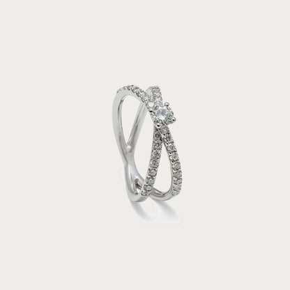 Anillo de compromiso con bandas cruzadas. Una banda lisa se combina con otra recorrida por pequeñas piedras.