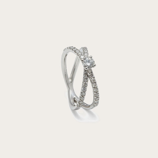Anillo de compromiso con bandas cruzadas. Una banda lisa se combina con otra recorrida por pequeñas piedras.