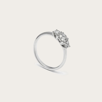 Anillo de compromiso con conjunto central. Las piedras incoloras del frente destacan sobre la banda lisa.