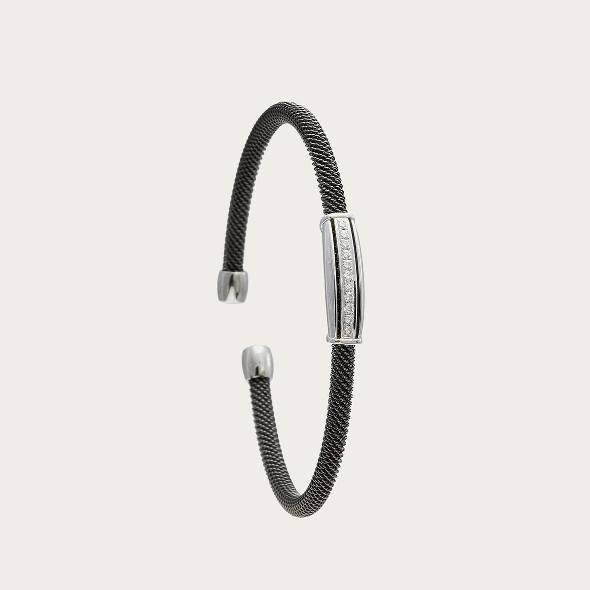Pulsera de acero con barra luminosa. Los bordes de tono plateado delimitan el motivo alargado.
