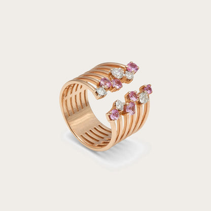 Anillo abierto de bandas y centros rosados. Las líneas paralelas recorren los laterales y se separan en el frente.