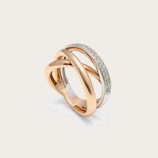 Anillo de bandas entrelazadas. El frente combina superficies de tono dorado y plateado.