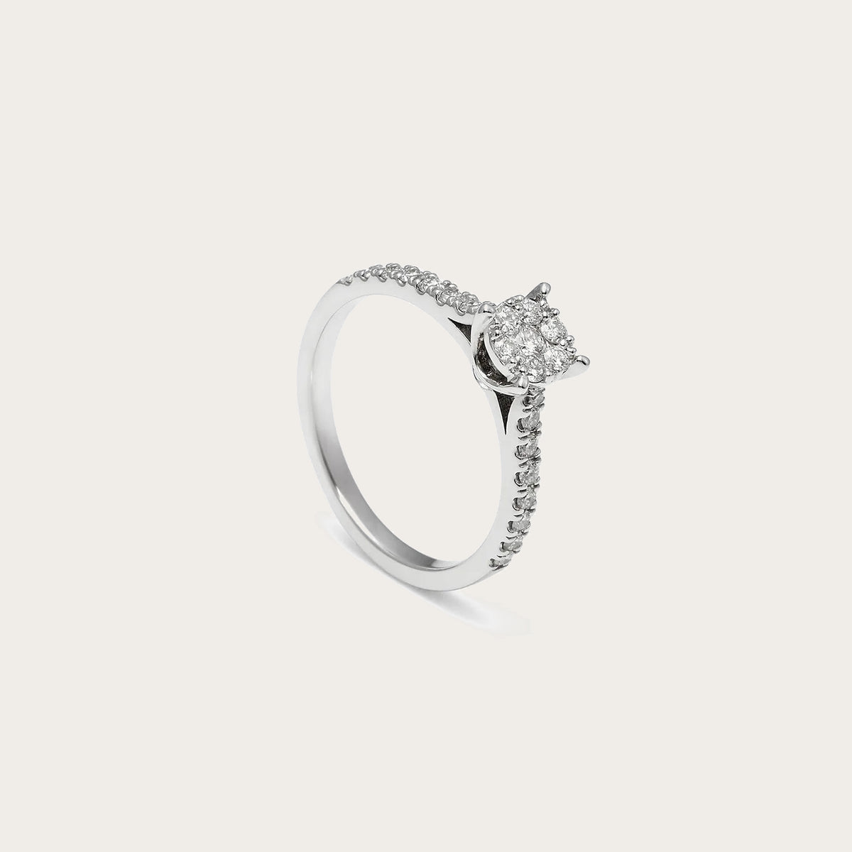 Anillo de compromiso con montura recortada. Las garras del centro se distinguen sobre la línea del aro.