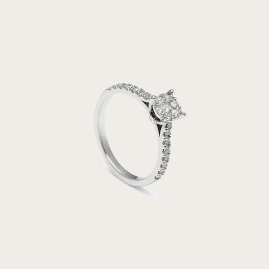 Anillo de compromiso con montura recortada. Las garras del centro se distinguen sobre la línea del aro.
