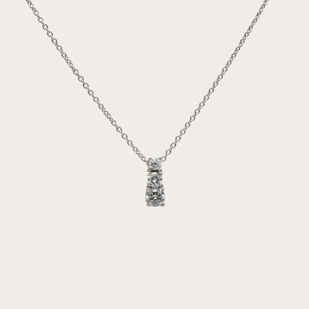 Colgante rectangular de destellos. Las piedras incoloras se agrupan dentro del motivo alargado.